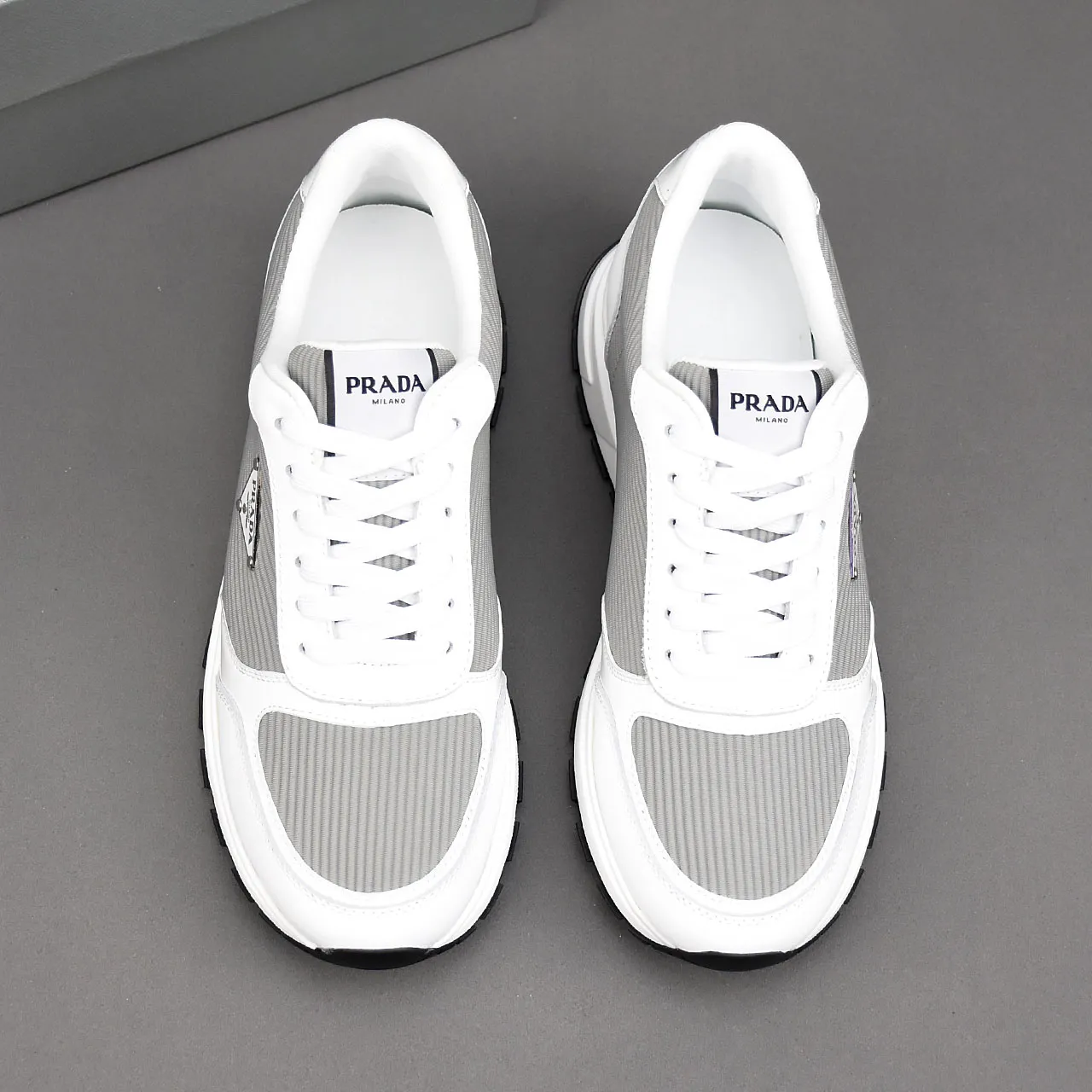 PP460👟👟👟Prada/Prada Prax men's series casual sports shoes Prax sports shoes combine style and comfort, with a unique sports design defined by exquisite materials and details. Fashionable, casual and versatile, it is decorated with an enameled triangle logo on the outside, a Prada Milano printed logo on the tongue, and a 2.5cm lightweight two-tone rubber sole for a comfortable wearing experience! Size: 38-39-40-41-42-43-44 standard leather shoe size